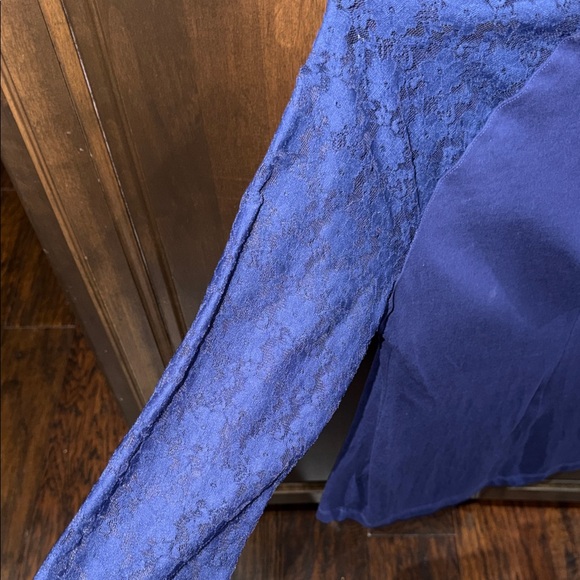 Express Women's Navy Lace Sleeve Long Sleeve Top - Picture 3 of 4